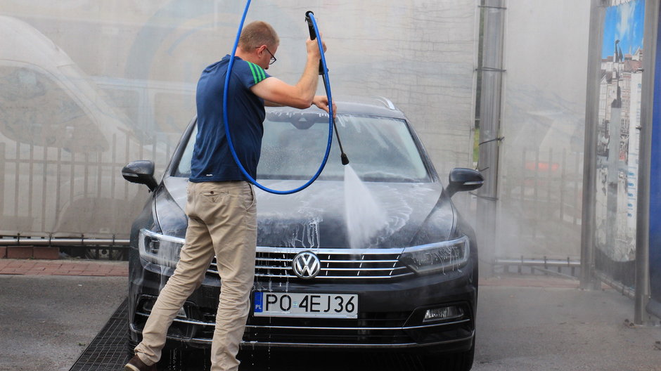 Mycie auta na myjni bezdotykowej