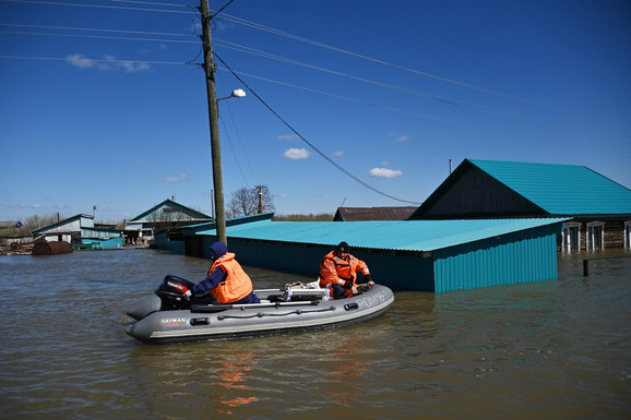 PUKLA BRANA NA AKUMULACIJI U ČELJABINSKOJ OBLASTI 200 ljudi u zoni poplave, proglašeno vanredno stanje (VIDEO)