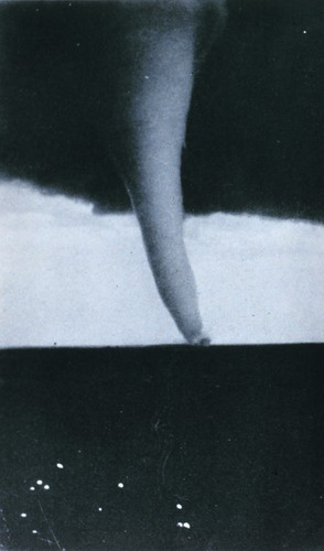 Powstaje, gdy masy powietrza łączą się w chmurach burzowych