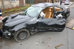 Dachował czarnym BMW. Zobacz zdjęcia