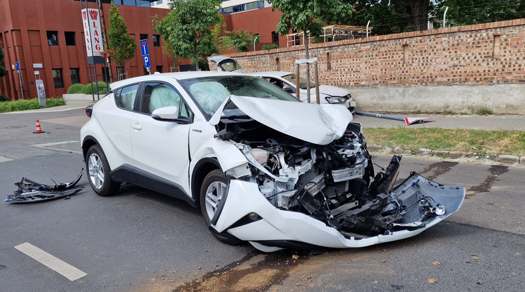 Mindkét autó durván megsérült a balesetben /Fotó: Baleset-info.hu