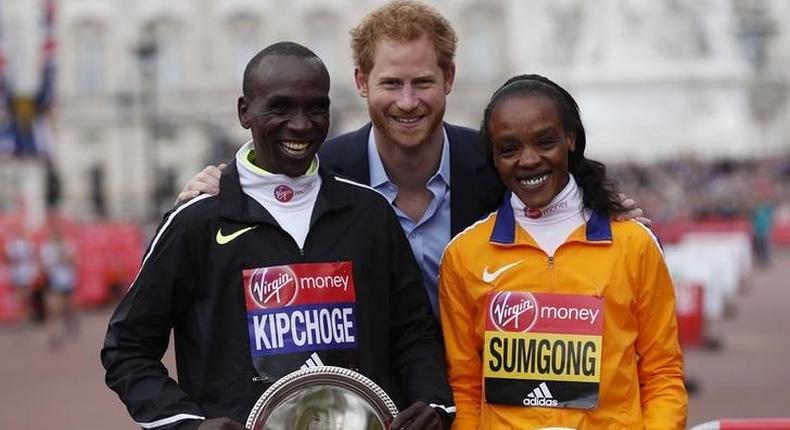 Athletics - 2016 Virgin Money London Marathon - London - 24/4/16
Great Britain's Prince Harry poses with the winner of the men's race Kenya's Eliud Kipchoge and the women's race Jemima Sumgong
Action Images via Reuters / Paul Childs
Livepic