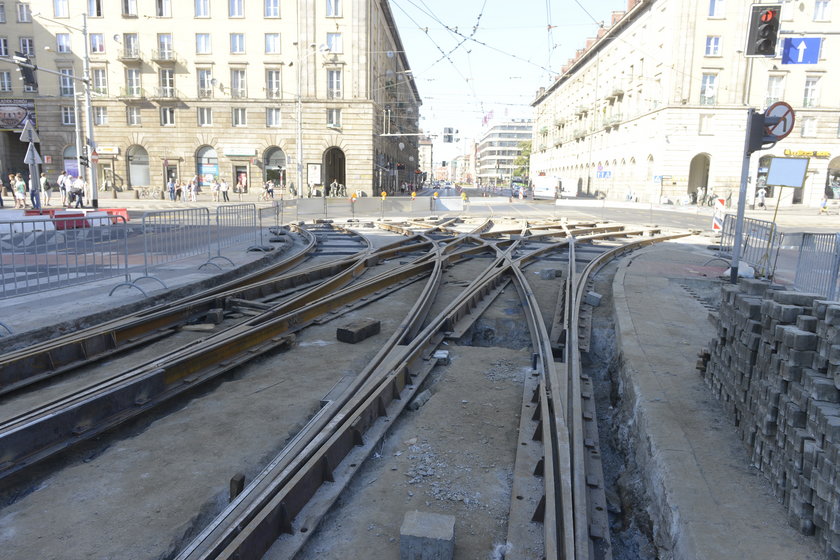 Na skrzyżowaniu Piłsudskiego ze Świdnicką są już ułożone nowe szyny