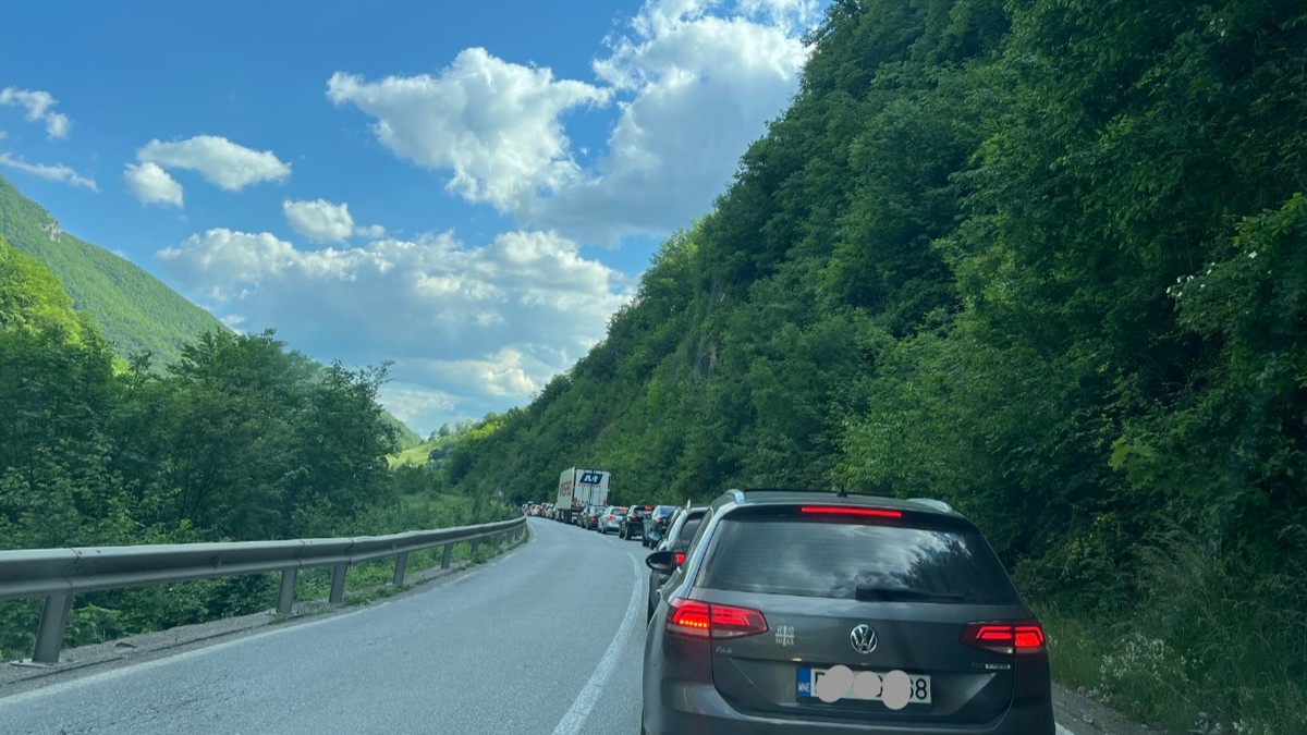 kolaps saobraćaja na graničnim prelazima sa Crnom Gorom