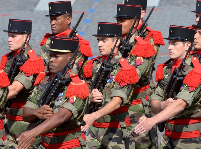 Wojsko podczas parady na Polach Elizejskich