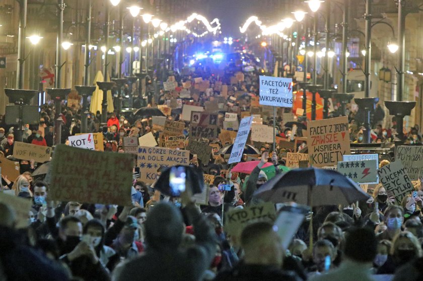 Emocje sięgają zenitu. Masowe protesty po wyroku ws. aborcji kontra apel premiera