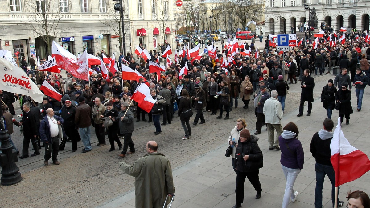 Koncert pieśni patriotycznych "Polskie śpiewanie" odbył się w niedzielę po południu na Placu Zamkowym. Koncert zorganizował Społeczny Komitet Obchodów Rocznicy Katastrofy w Smoleńskiej. Wystąpili m.in.: Jan Pietrzak i Lech Makowiecki.