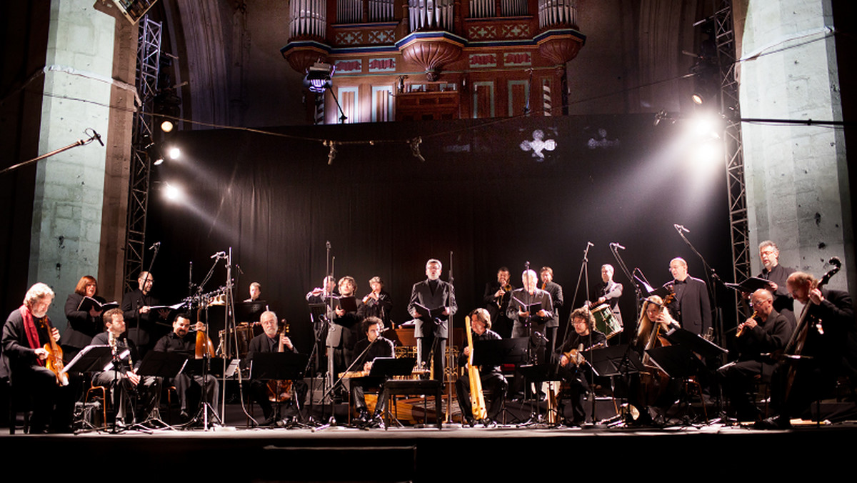 Jordi Savall, który od kilkunastu lat koncertuje w Polsce, regularnie przyciąga nieprzebrane tłumy. Po licznych występach jest już właściwie honorowym muzykiem Krakowa i Festiwalu Misteria Paschalia, przed jego koncertami wciąż ustawiają się długie kolejki, a bilety wyprzedają się w okamgnieniu... Savall wykształcił już pokolenia polskich melomanów. Tym razem, w Wielką Środę dał pasjonującą lekcję muzycznej historii związanej z Dynastią Borgiów.