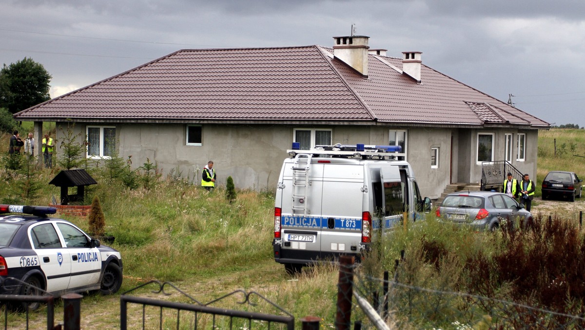 Dzisiejszy dzień zdominowały tragiczne informacje. W Szczepankowie koło Ostródy policjanci w jednym z domów znaleźli ciała czterech osób, w tym dwójki dzieci. Zabójstwa mógł dokonać ojciec rodziny. Po południu w Warszawie doszło do strzelaniny. Jedna osoba została ranna w ramię i okolice brzucha i trafiła do szpitala. Wciąż niespokojnie jest w Wielkiej Brytanii.