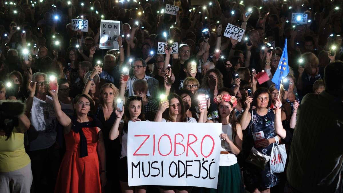 Poznań: Łańcuch Światła w obronie sędziów zgromadził tłumy