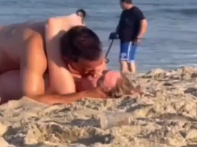 Najdegutantniji prizor sa plaže: Par se besramno ponaša pred decom
