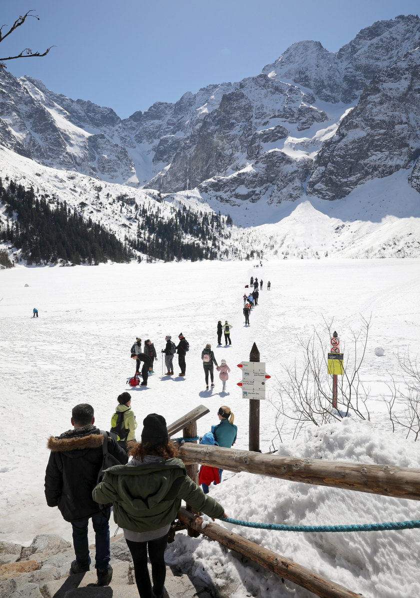 Morskie Oko oblężone przez turystów. 