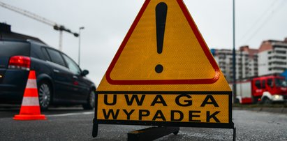 Tragiczny wypadek w Warszawie. Kierowca zasłabł, auto zapaliło się