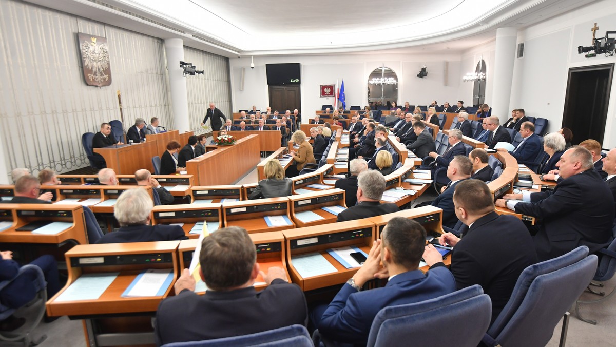 Senat przyjął uchwałę dotyczącą zmian w regulaminie Izby. Chodzi o uchylenie zapisów, że głosowania w sprawach personalnych są tajne i że odbywają się przy użyciu opieczętowanych kart do głosowania. Zmiany przewidują też jawność głosowań dot. wyboru i odwołania marszałka oraz wicemarszałków Senatu. Inną zmianą jest możliwość utajnienia obrad bez wcześniejszej dyskusji.