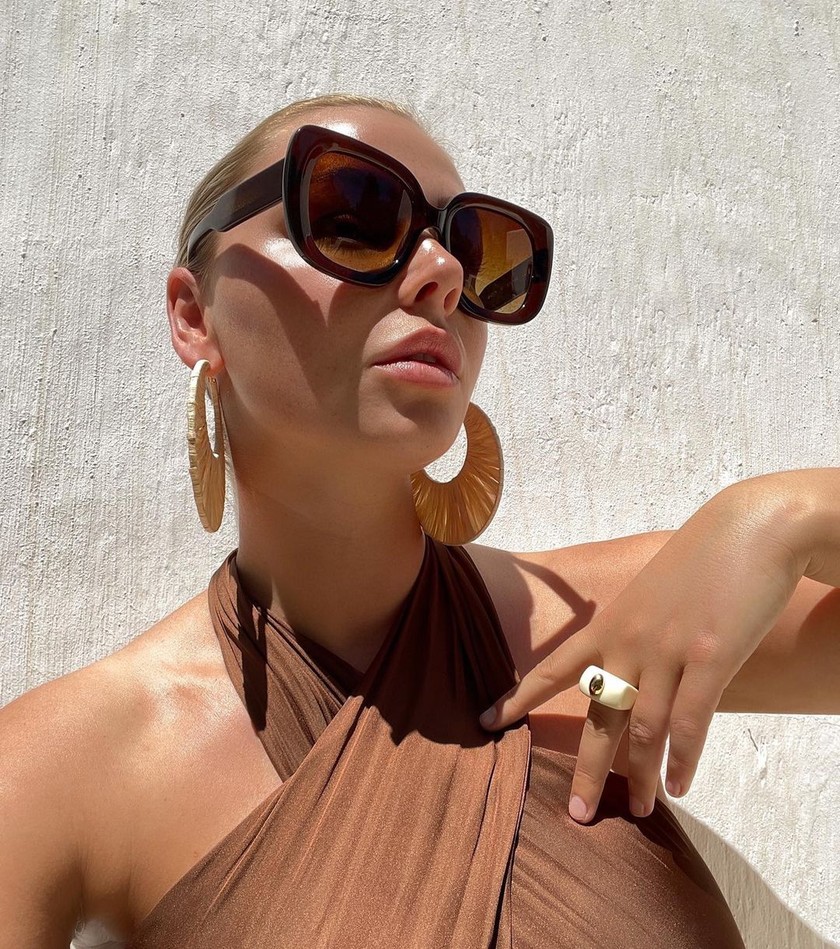 Influenceuse et photographe, Vivian Hoorn (28 ans) voit les choses en grand et pose sur Instagram avec des lunettes de soleil rétro XXL. 