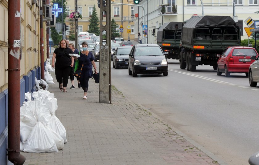 Zgierz sprząta po nawałnicy i broni się przed kolejnymi ulewami