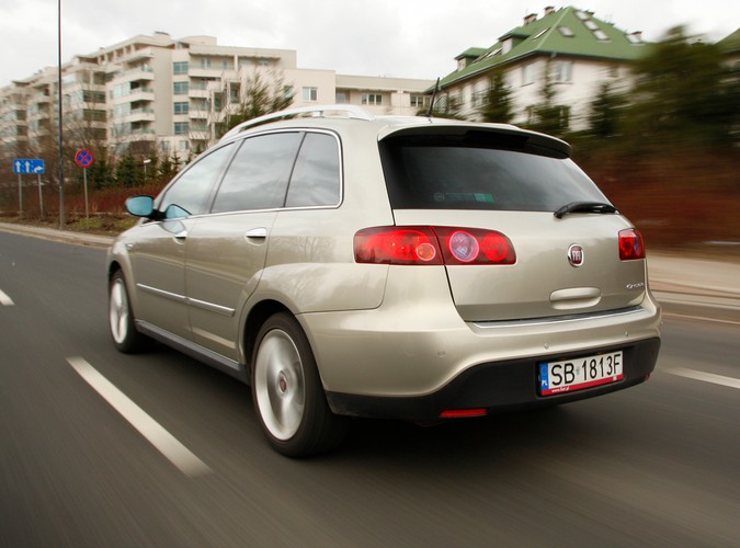 Croma to powrót Fiata do ligi passata i mondeo, w której notabene nigdy nie udało się zabłysnąć producentowi znanemu z fenomenalnych aut miejskich. Niestety i w tym przypadku włoska koncepcja limuzyny nie przypadła do gustu klientom. Sprawdzamy, w czym tkwi problem...