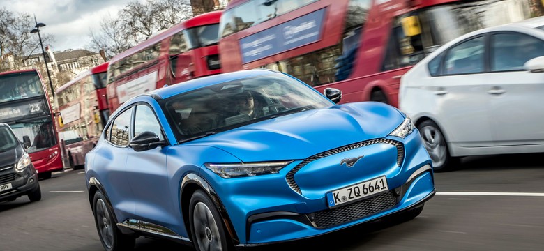 Ford Mustang Mach-E zadziwi kierowców. Ładuje się znacznie szybciej niż zakładał producent
