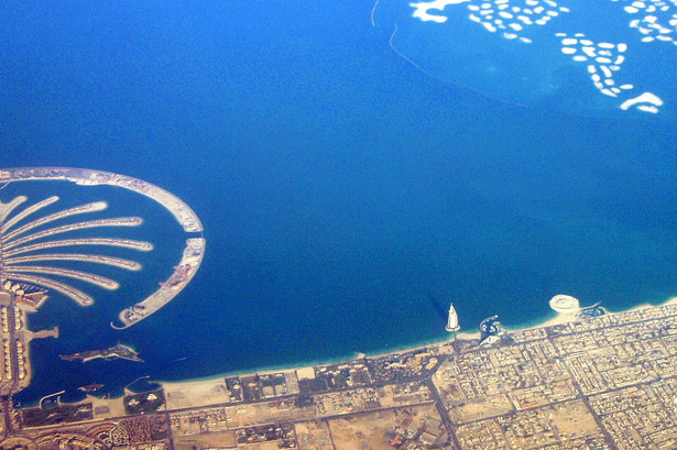 Widok na Dubaj z okien samolotu Qatar Airways relacji Doha - Singapur. Z lewej strony słynna wyspa w kształcie palmy, z prawej kompleks sztucznych wysp, które są ułożone w kształt mapy świata. Po środku słynny hotel Burj Al Arab, który został wpisany do księgi rekordów Guinessa jako najbardziej luksusowy hotel na świecie - posiada 7 gwiazdek. Fot. Daniel Rząsa/Forsal.pl