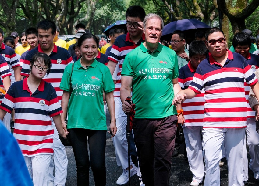 Li Suelin i Majkl Bejts na događaju u avgustu 2019 u kineskom gradu Hangdžou