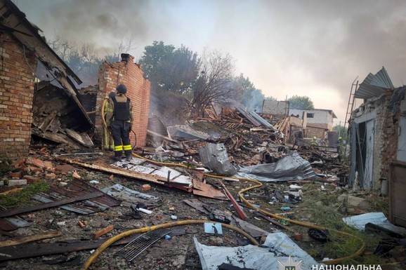 (VIDEO) TELA DEVOJČICA IZVUČENA IZ RUŠEVINA Brutalni napadi bombama usred noći na Sumsku oblast i Kramatorsk, Rusi gađali i teretne brodove u Odesi