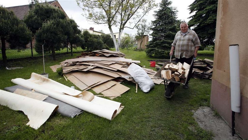 Bierun .  Sprzatanie po powodzi