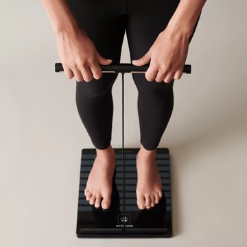 A Withings BodyScan mérlege egy egészségügyi állomás. Nem csak a súlyod mutatja, de EKG-t készít, megmondja a vaszkuláris életkorod, testösszetételt elemez és mindezt egy applikációban összegzi. Nyomon követheted, hogyan változik a zsír és az izmok aránya a különböző testrészeiden, és a szíved állapotát is jobban megismerheted. Ráadásul az adatok nagyon pontosak, a mérleg pedig nyolc ember adatait tudja tárolni. Ami pedig motiváló lehet, hogy lehetőséged van arra is, hogy a pontos adatokat elrejtsd, és csak tanácsokkal, dicséretekkel és a sikereiddel kommunikáljon veled az eszköz.  withings.com