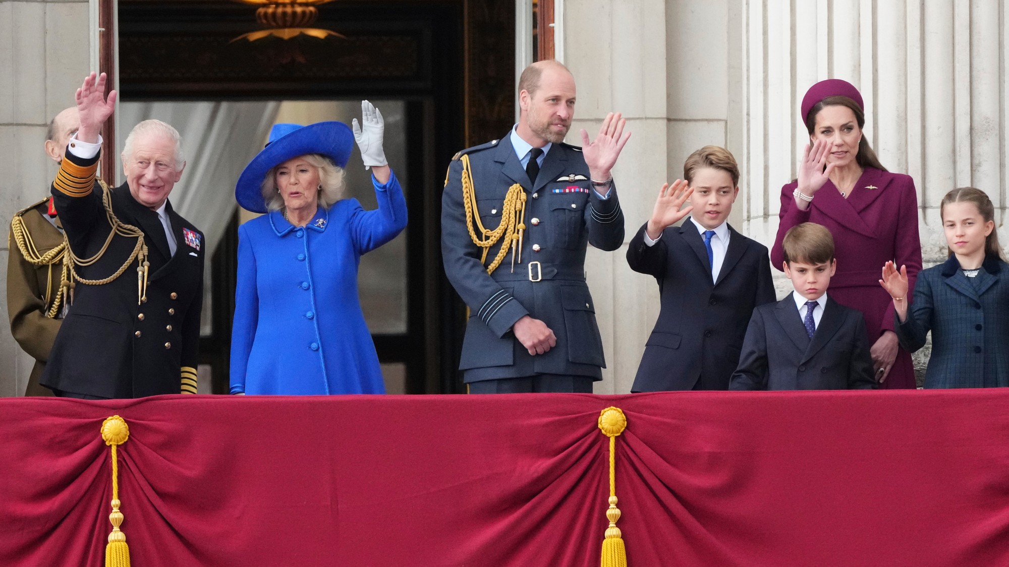 Kráľ Karol III. a kráľovná Kamila s princom Williamom a princeznou Kate z Walesu a ich deťmi, princom Georgeom, princom Louisom a princeznou Charlotte na balkóne Buckinghamského paláca. 