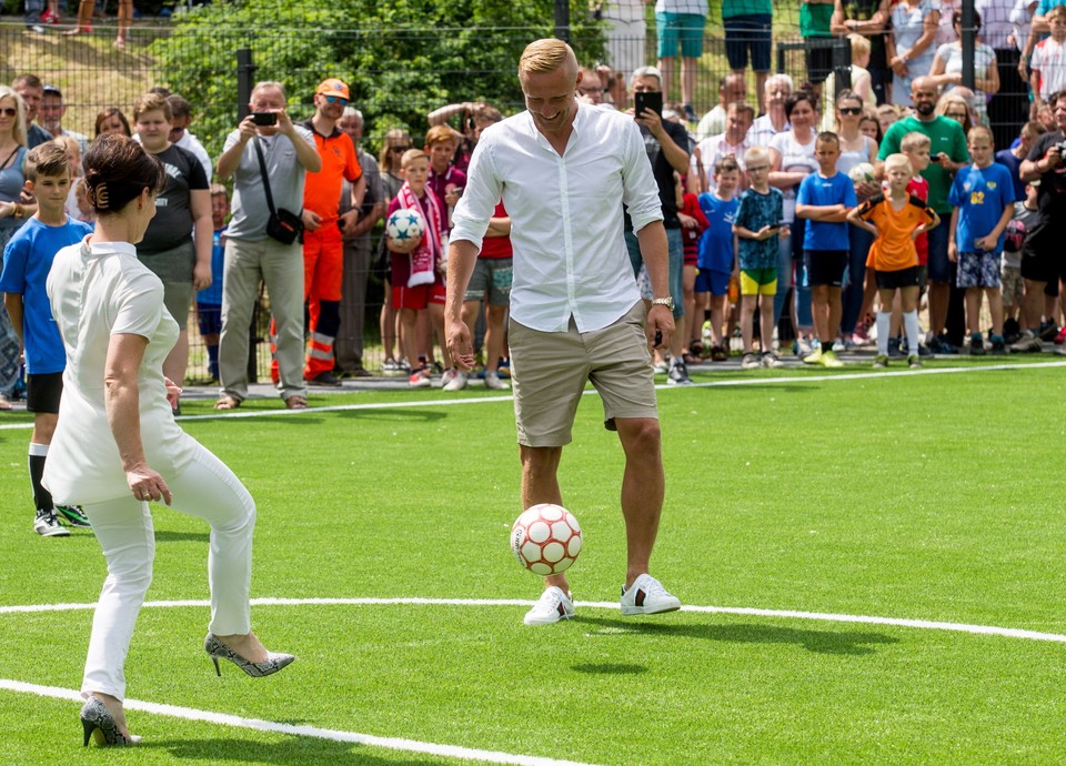 Kamil Glik z żoną i córką na otwarciu boiska w Jastrzębiu ...