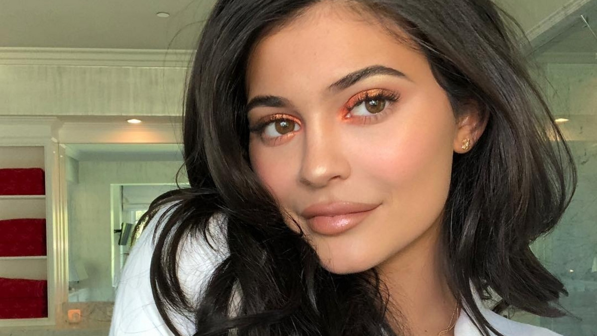 Kylie Jenner jest najmłodszą i zarazem najbogatszą bizneswoman w Ameryce. Jej majątek jest szacowany na ok. 900 milionów dolarów. Nie jest to kwota, którą odziedziczyła po słynnej rodzinie, ale wynik jest własnej pracy. Kylie znalazła się na okładce najnowszego wydania amerykańskiego Forbesa.