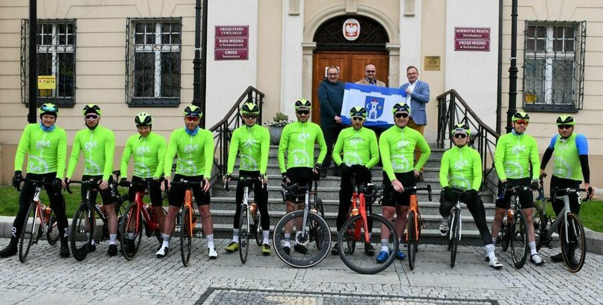 Drużyna triathlonistów i kolarzy z klubu GVT BMC 3SOFT Świebodzice.