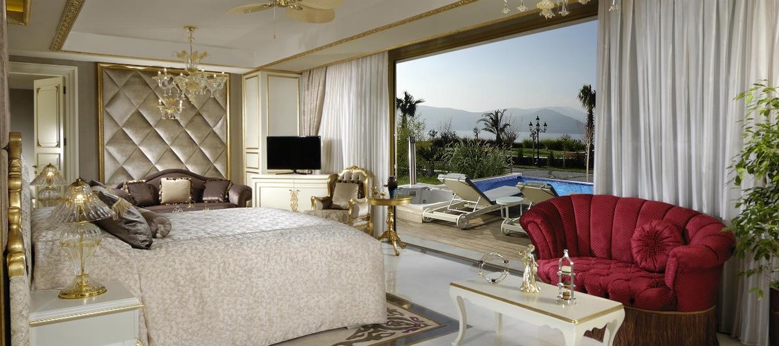 <strong>6. The Palace Suite, Jumeirah Bodrum Palace (Torba, Turcja) – 41,500 USD za noc</strong>
<br><br>
Fantastyczny widok na Morze Egejskie oraz nielimitowany dostęp do strefy wellness i SPA oraz specjalistów od masażu pozwalają się zrelaksować tak, jak nigdzie indziej. Chyba nie trzeba dodawać, że wnętrze The Palace Suite wygląda tak, jak niegdyś sale pałacu sułtana.