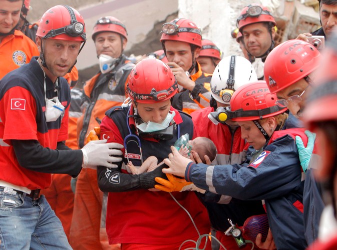 Dziecko uratowane spod gruzów 47 godzin po katastrofie