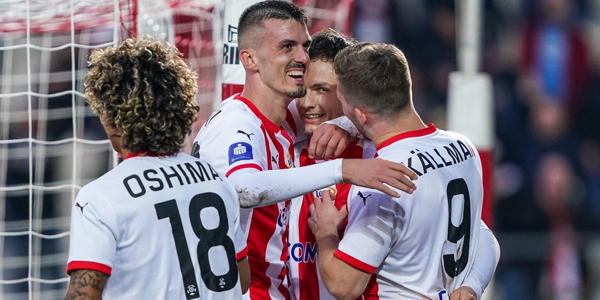 Eneo Bitri (z lewej) ma za sobą debiut w Cracovii.