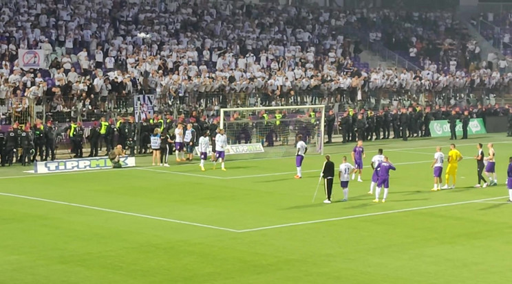 A csalódott lila-fehér szurkolók levetették a játékosokkal a mezt a 6-0-s Fradi elleni vereség után / Fotó: Blikk