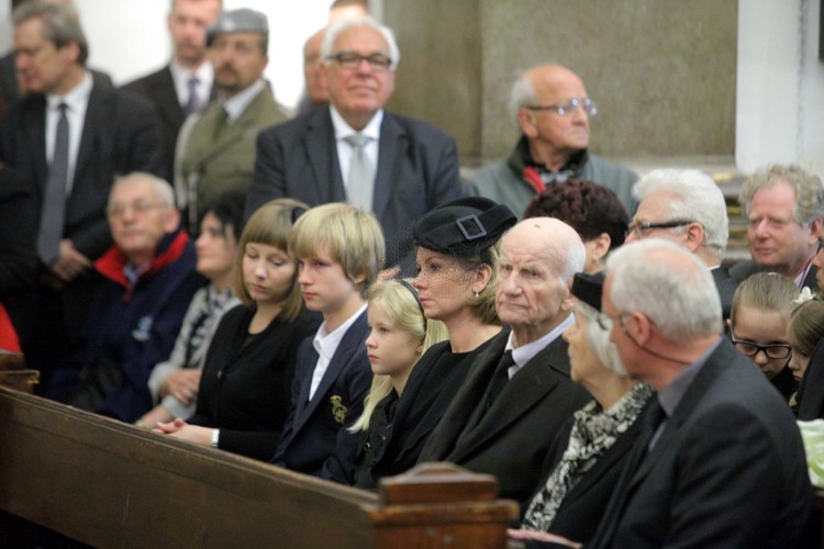 Bliscy gen. Sławomira Petelickiego w Katedrze Polowej WP w Warszawie.