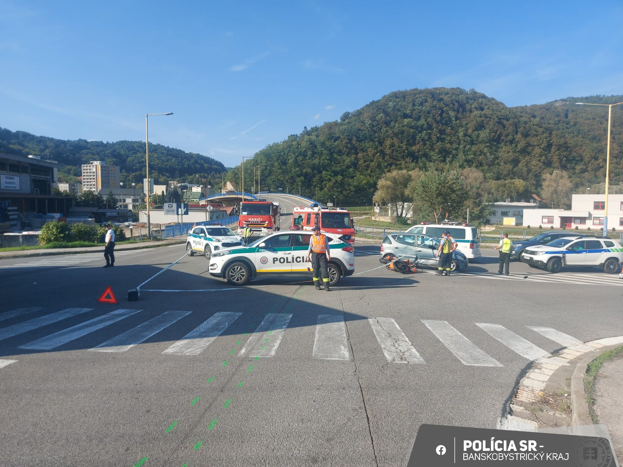 Smrť 65-ročného motocyklistu polícia vyšetruje ako prečin usmrtenia.