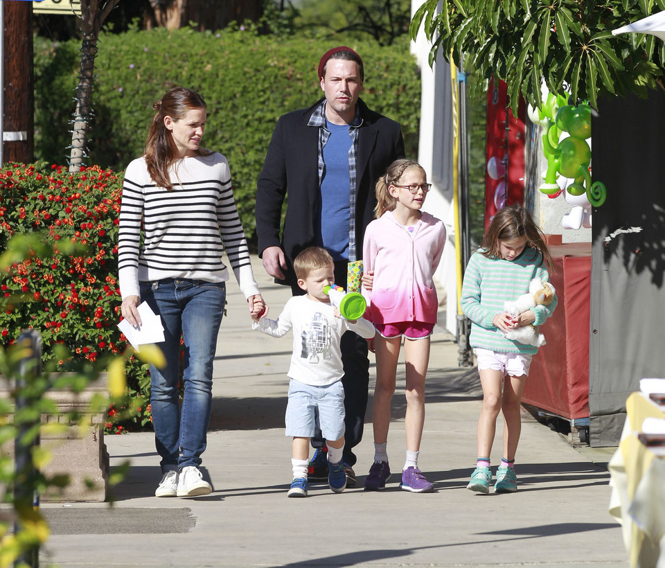 Jennifer Garner i Ben Affleck na spacerze z dziećmi