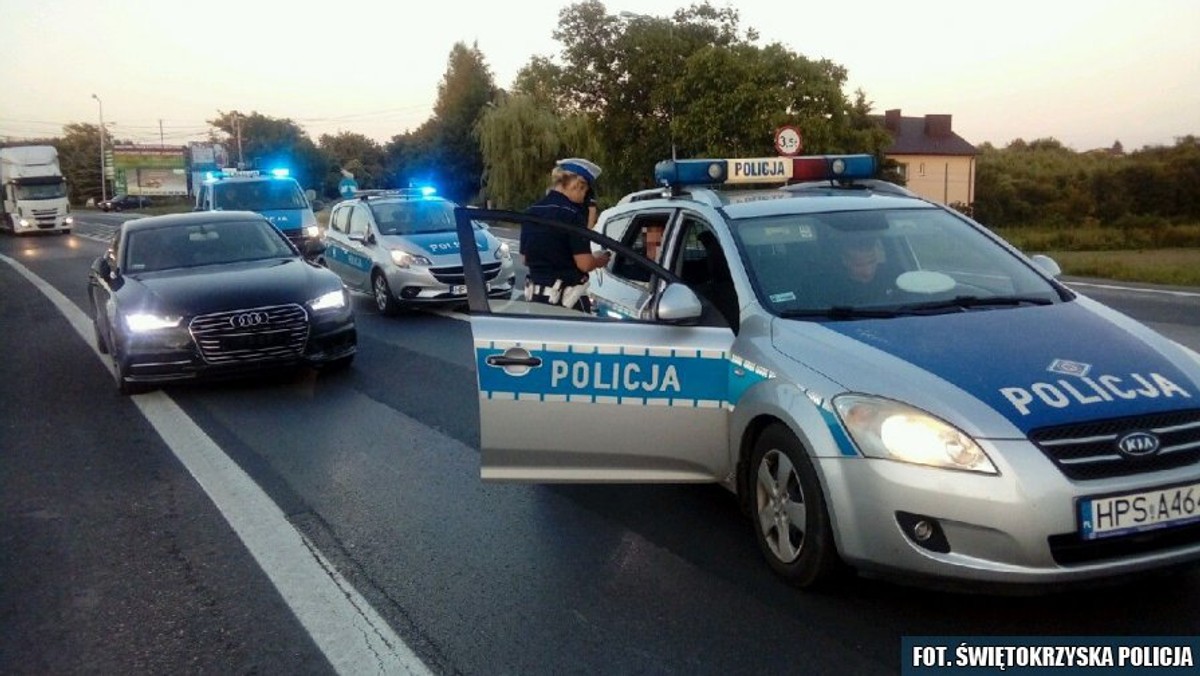 Sandomierscy policjanci zatrzymali 48-latka, który kierował osobowym Audi, mając ponad 1,6 promila alkoholu w organizmie. Nietrzeźwy mężczyzna wyjeżdżając z parkingu, uszkodził kilka pojazdów oraz ogrodzenie. Teraz za swoje zachowanie odpowie przed sądem. Może mu grozić do dwóch lat pozbawienia wolności.