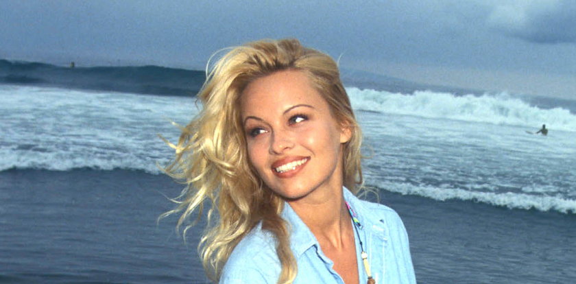 Pamela Anderson pozuje, jak w "Słonecznym Patrolu". Jak dziś wygląda gwiazda w bikini?