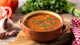 remigiusz rączka gotuje zupę na "noworoczny detoks". pyszna i zdrowa.