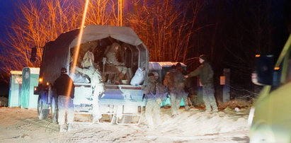 Wojsko wycofuje się spod białoruskiej granicy. Znikają namioty, autobusy wywożą żołnierzy. Mieszkańcy dostają od nich prezenty [ZDJĘCIA]