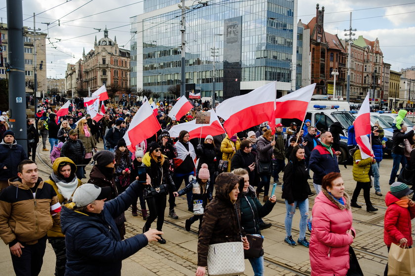 Marsz antycowidowców przeszedł ulicami Katowic