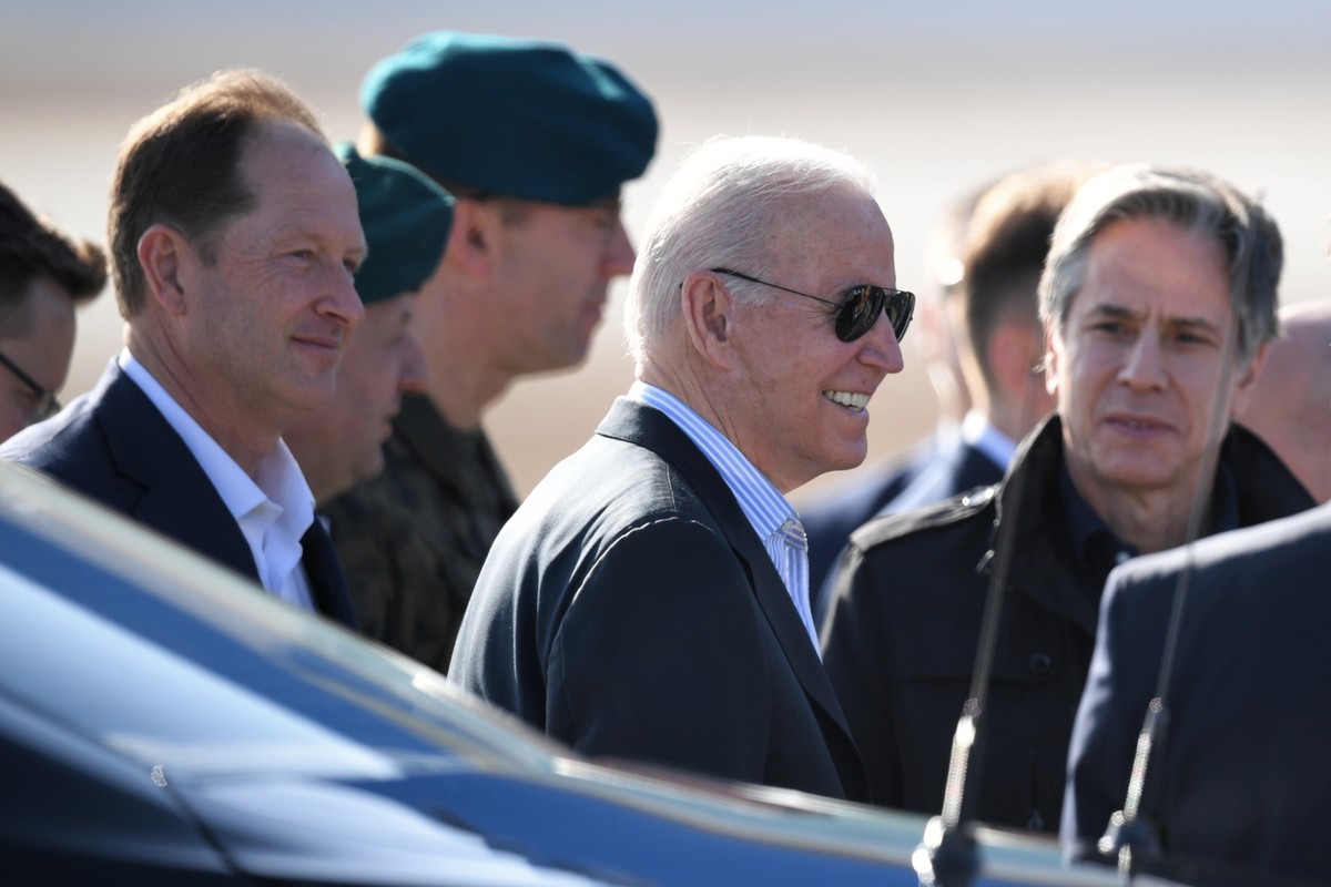 Jasionka, 25.03.2022. Prezydent USA Joe Biden (C), sekretarz stanu USA Anthony Blinken (P) oraz ambasador Stanów Zjednoczonych w Polsce Mark Brzezinski (L) na lotnisku w podrzeszowskiej Jasionce