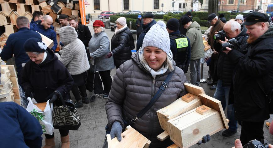  Miejskie Przedsiębiorstwo Oczyszczania w Krakowie co roku dostarcza budki lęgowe zbudowane z materiałów z odzysku. 