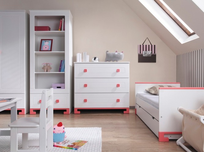 Aranżacja pokoju dla dziewczynki w wykorzystaniem mebli marki Pinio