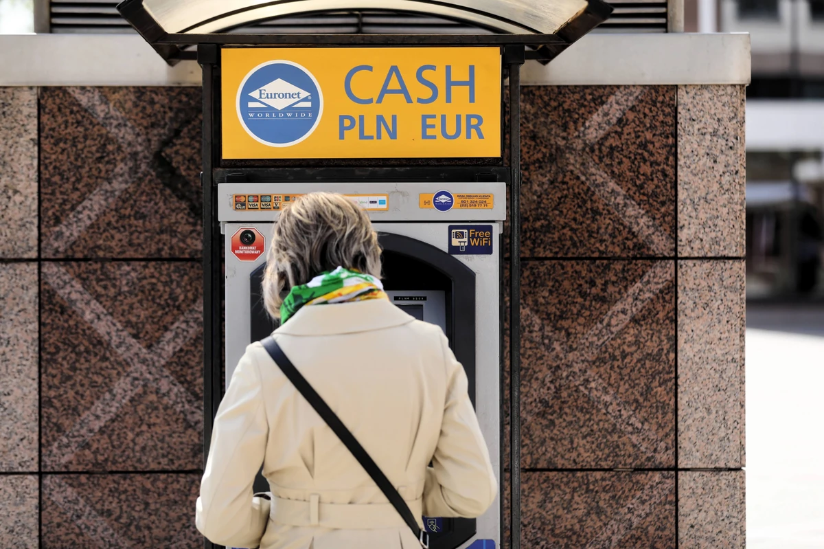 Wzrost wypłat z bankomatów w Polsce - co za tym idzie?