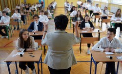 Egzamin ósmoklasisty 2023. Ruszył sprawdzian z polskiego. Kiedy arkusze CKE? INFORMACJE