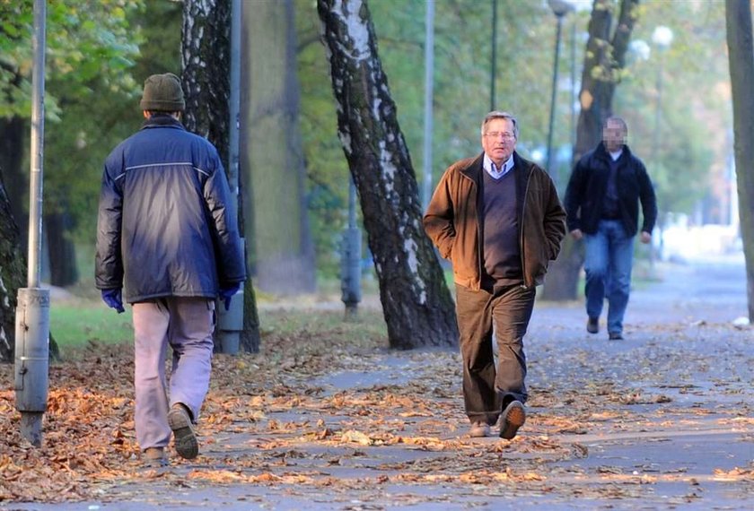 Komorowski do pracy piechotą, a garnitury limuzyną!  FOTO