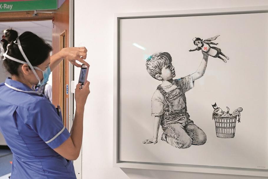 Najnowsza praca Banksy’ego „Game Changer” pojawiła się w szpitalu w Southampton w Wielkiej Brytanii. W ten sposób artysta chciał oddać hołd pracownikom służby zdrowia